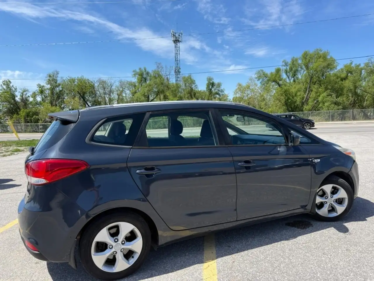 Kia Rondo снимка Kia Rondo