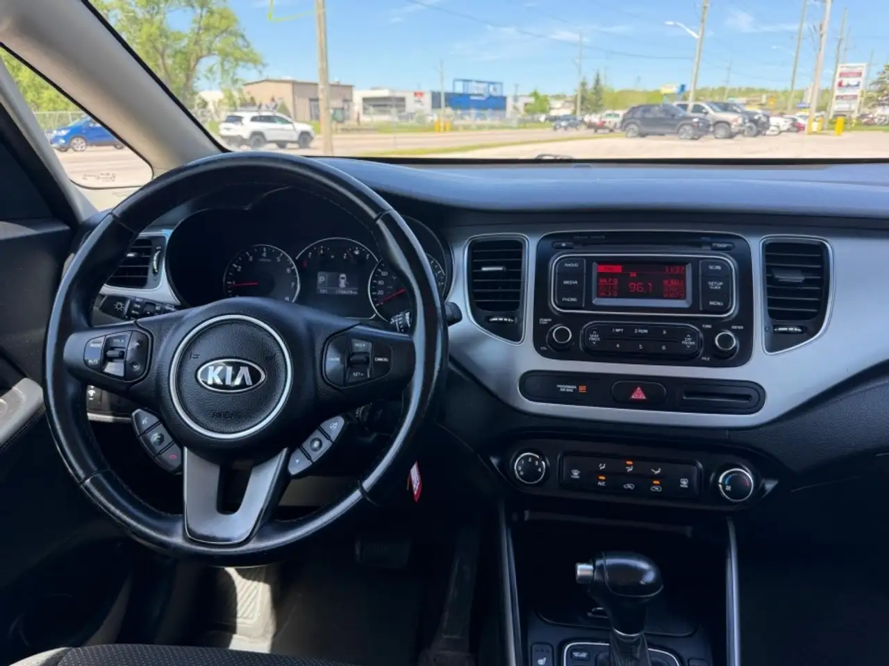 Kia Rondo снимка Kia Rondo
