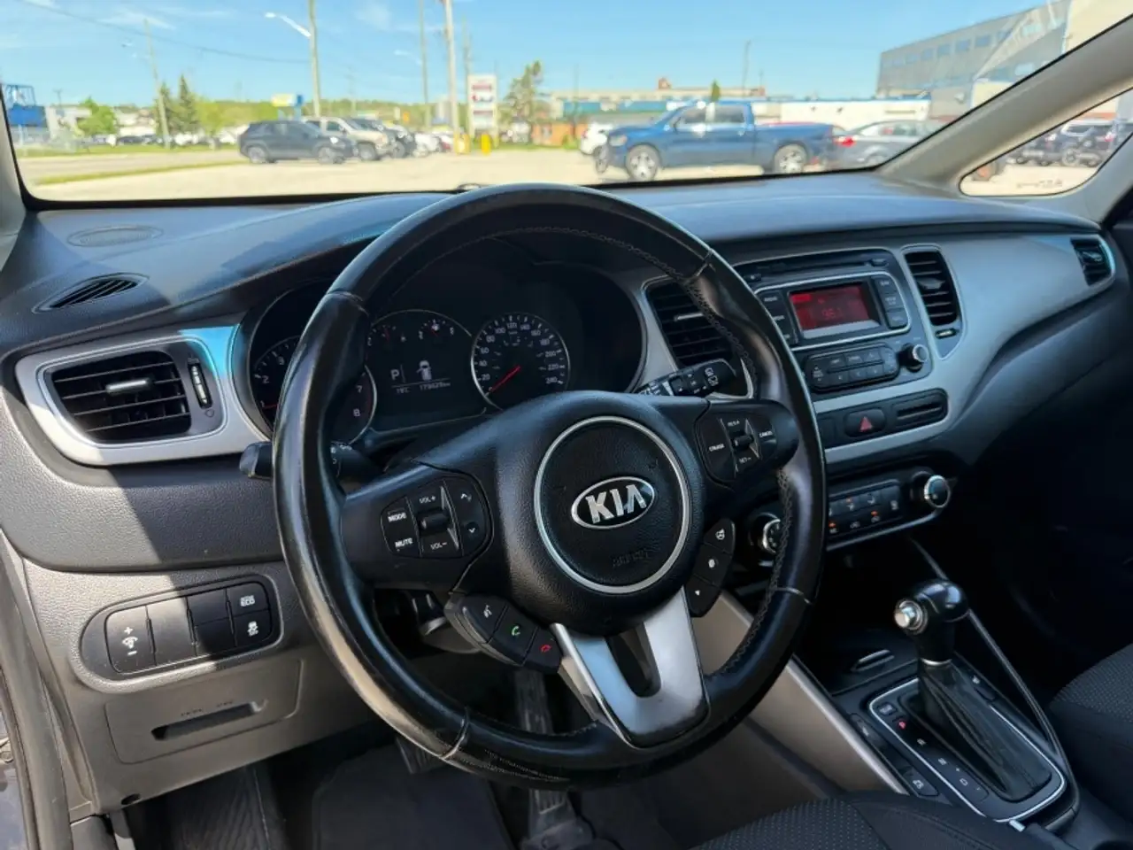 Kia Rondo снимка Kia Rondo
