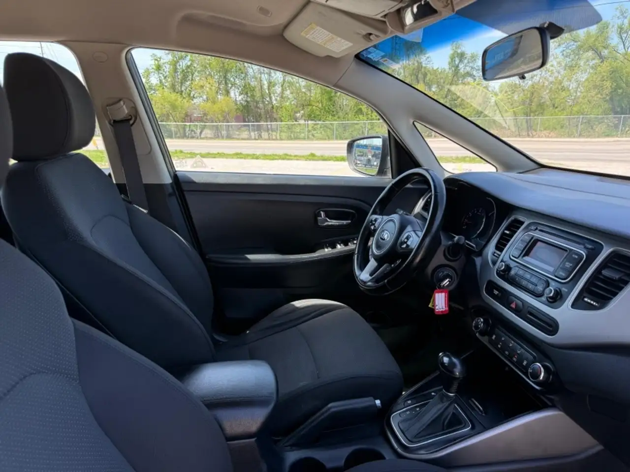 Kia Rondo снимка Kia Rondo