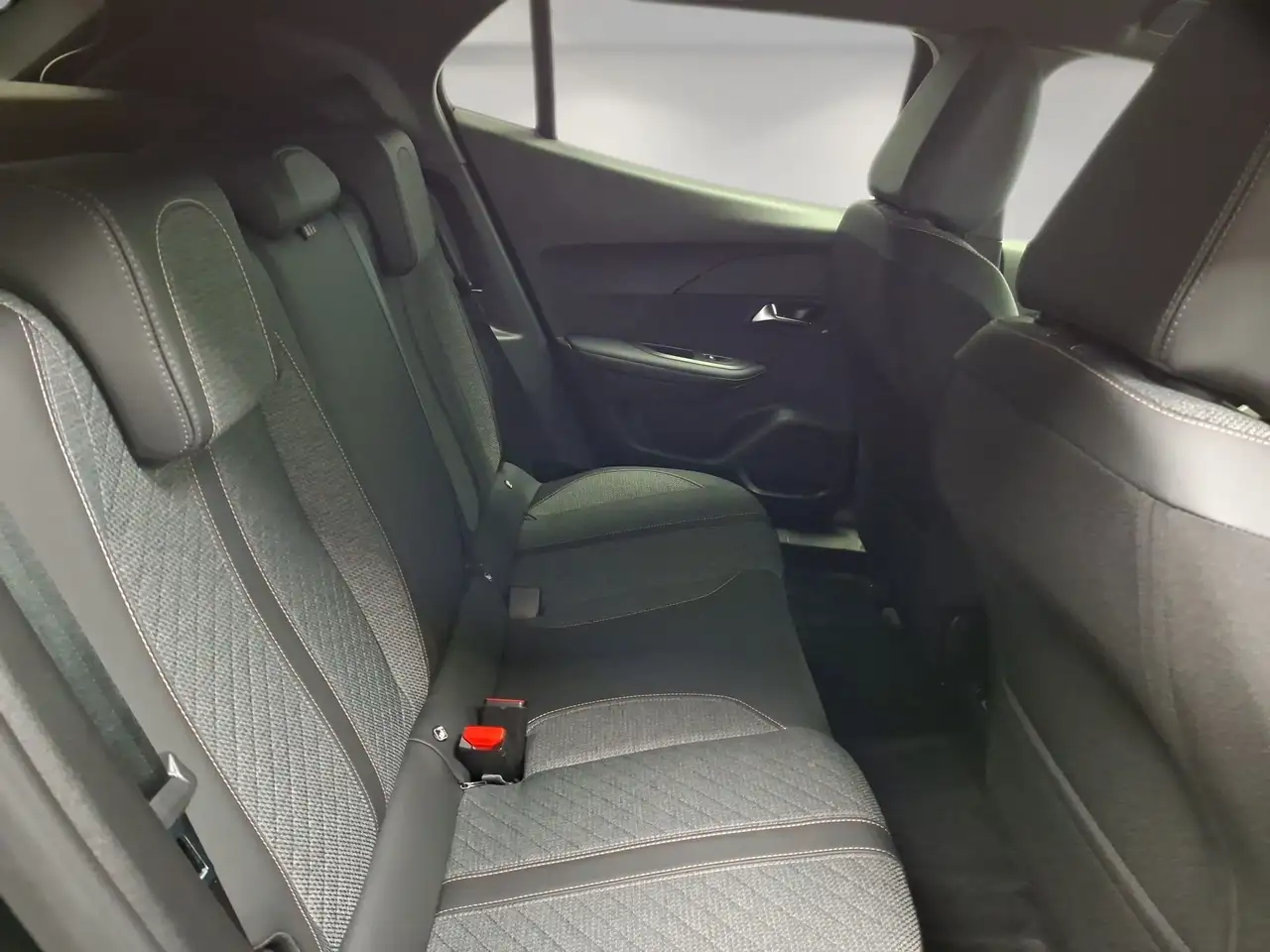 Peugeot 2008 II 2023 1.2 hybrid Allure 136cv e-dcs6 8
