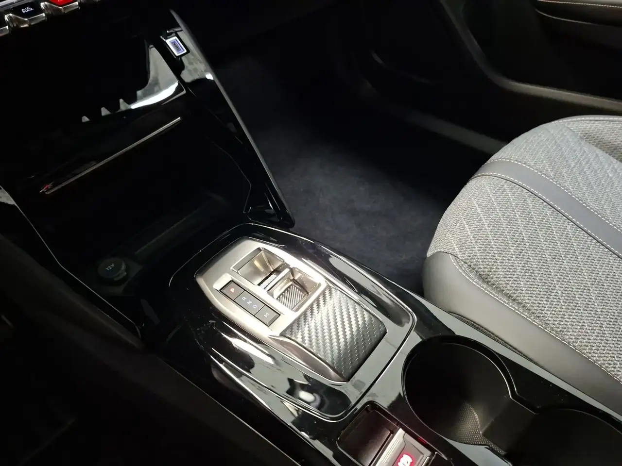 Peugeot 2008 II 2023 1.2 hybrid Allure 136cv e-dcs6 13