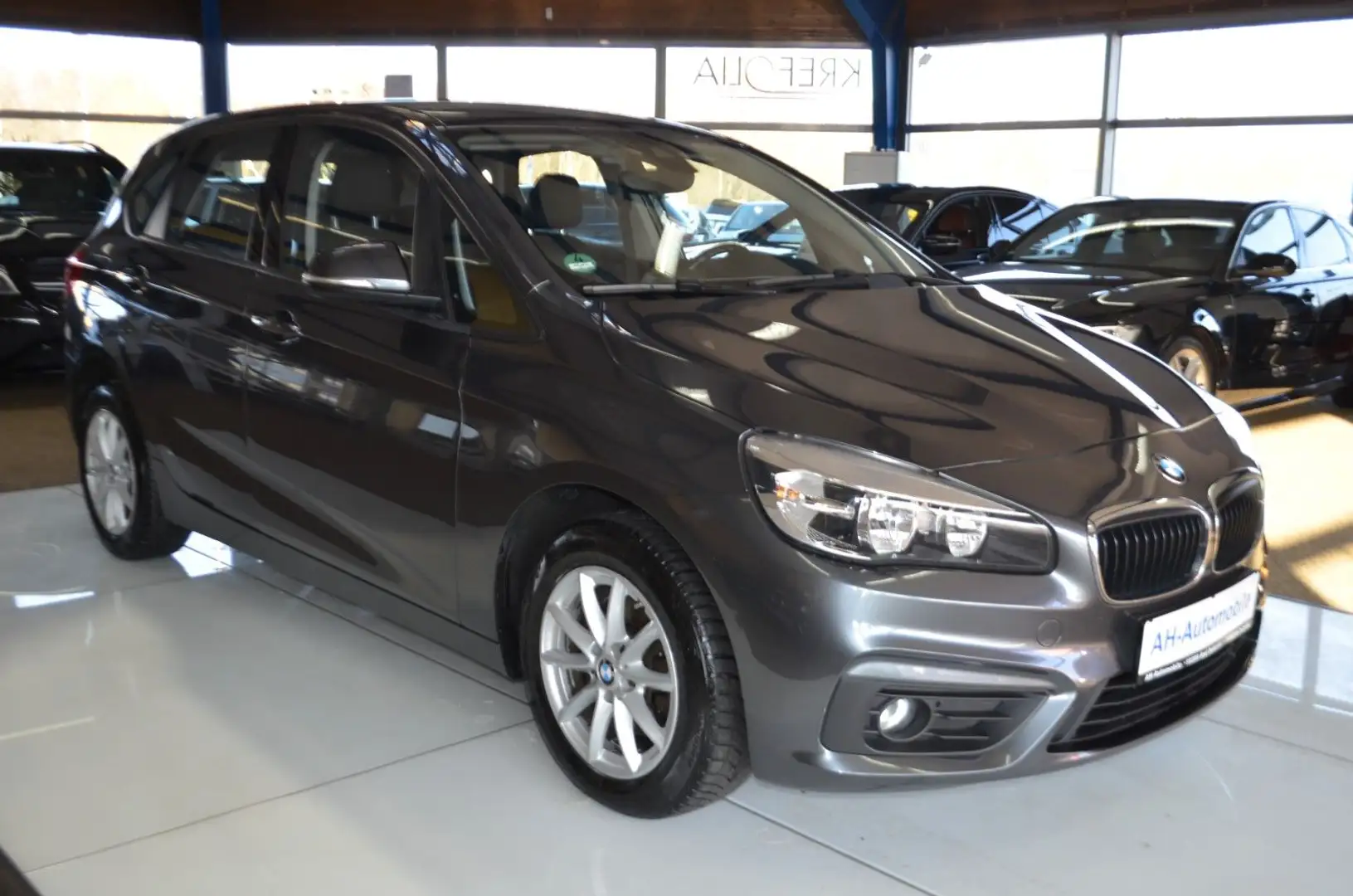 BMW 218 d Active Tourer AUTOMATIK / NAVI /PDC/1.HAND Grau - 2