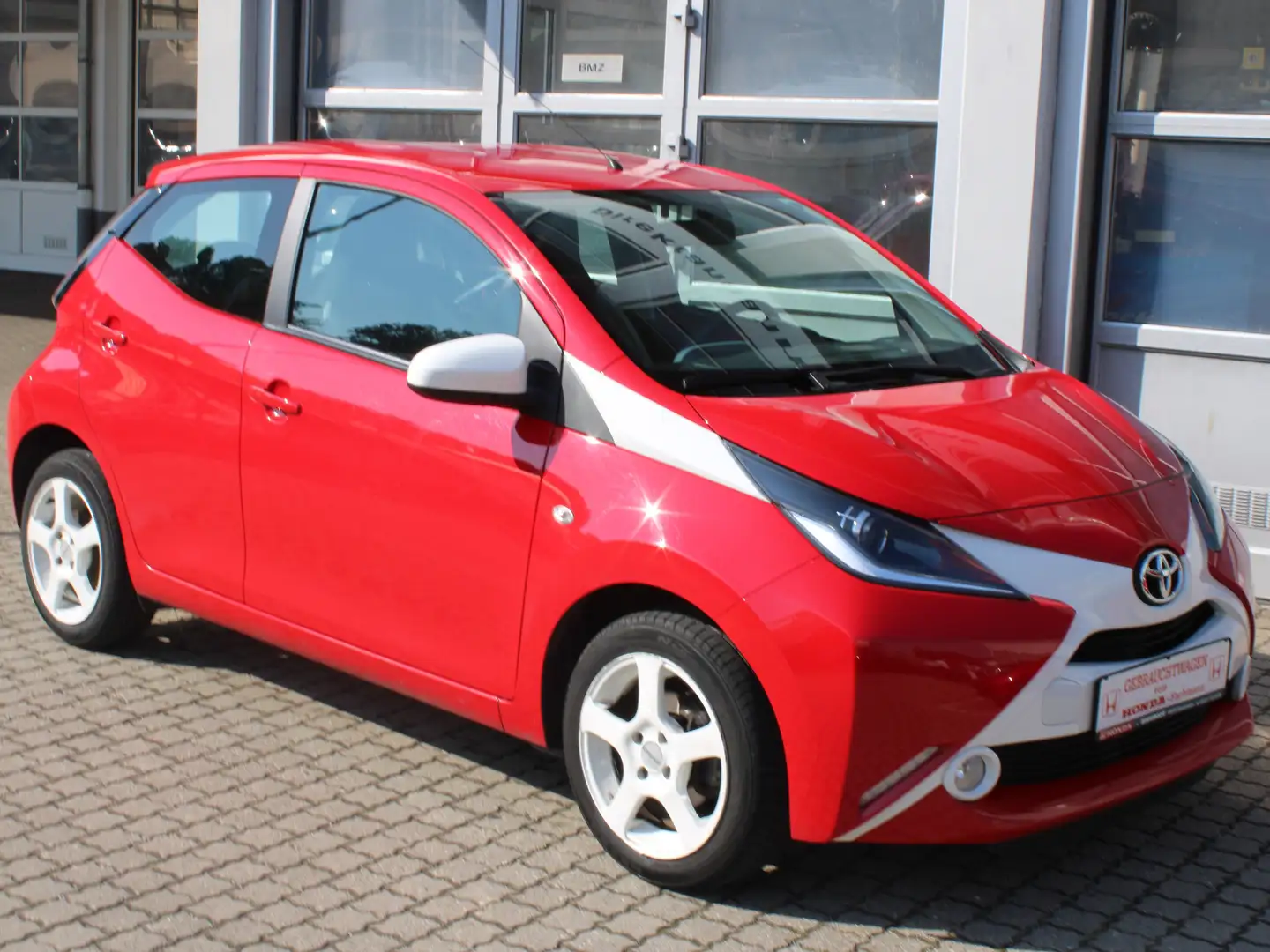 Toyota Aygo x-play touch Roşu - 1