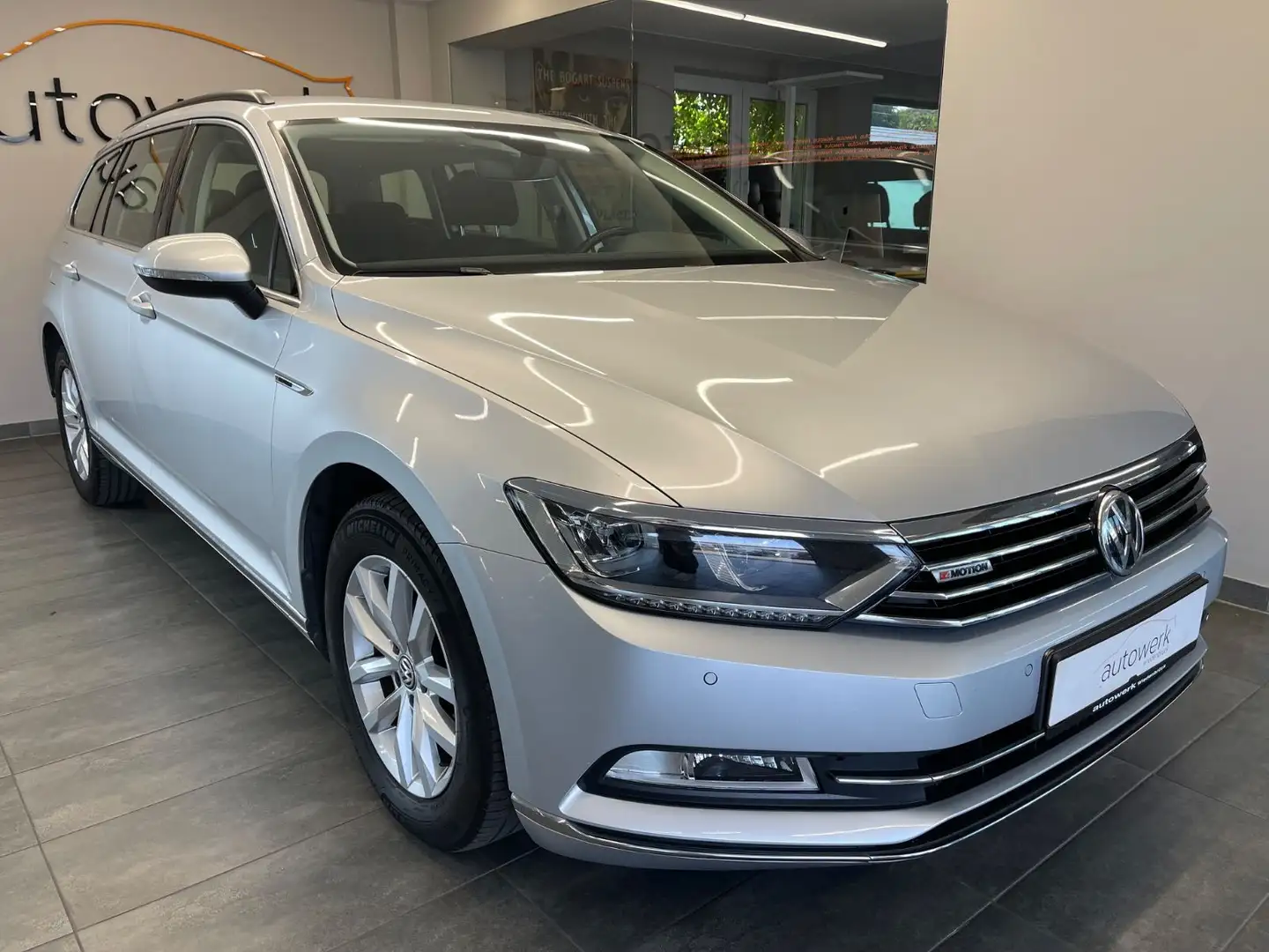 Volkswagen Passat Variant 2.0 TDI Comfort. 4Motion*LED/AHK* Silber - 1
