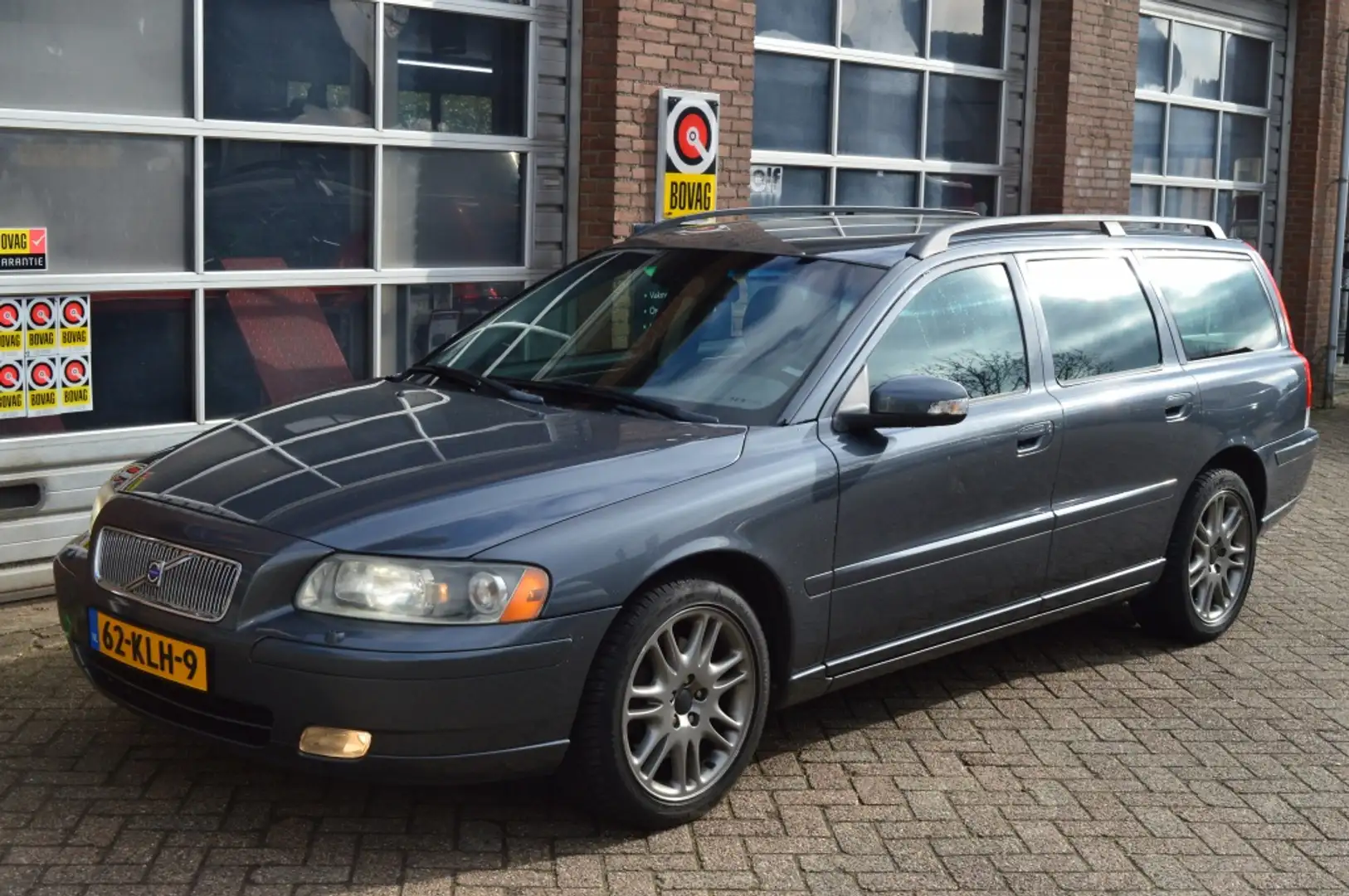 Volvo V70 2.4 D5 Edition, Trekhaak, Leer, Pdc Grau - 1