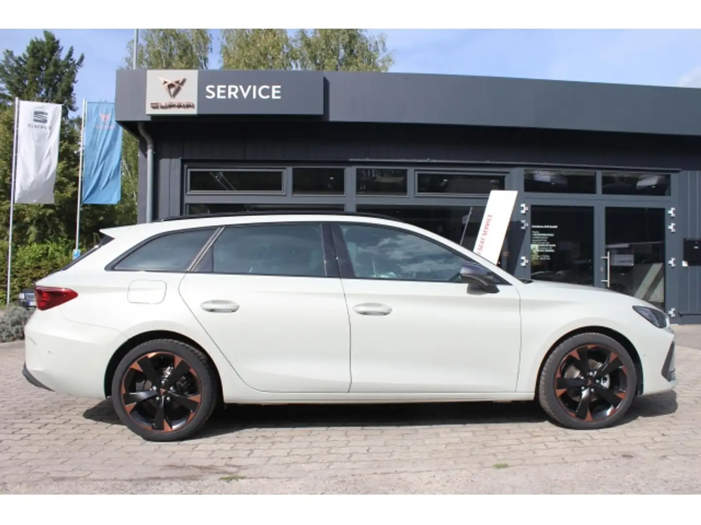 CUPRA Leon Leon Sportstourer 1.5 eTSI DSG Matrix. Navi. Sennh Gris - 1