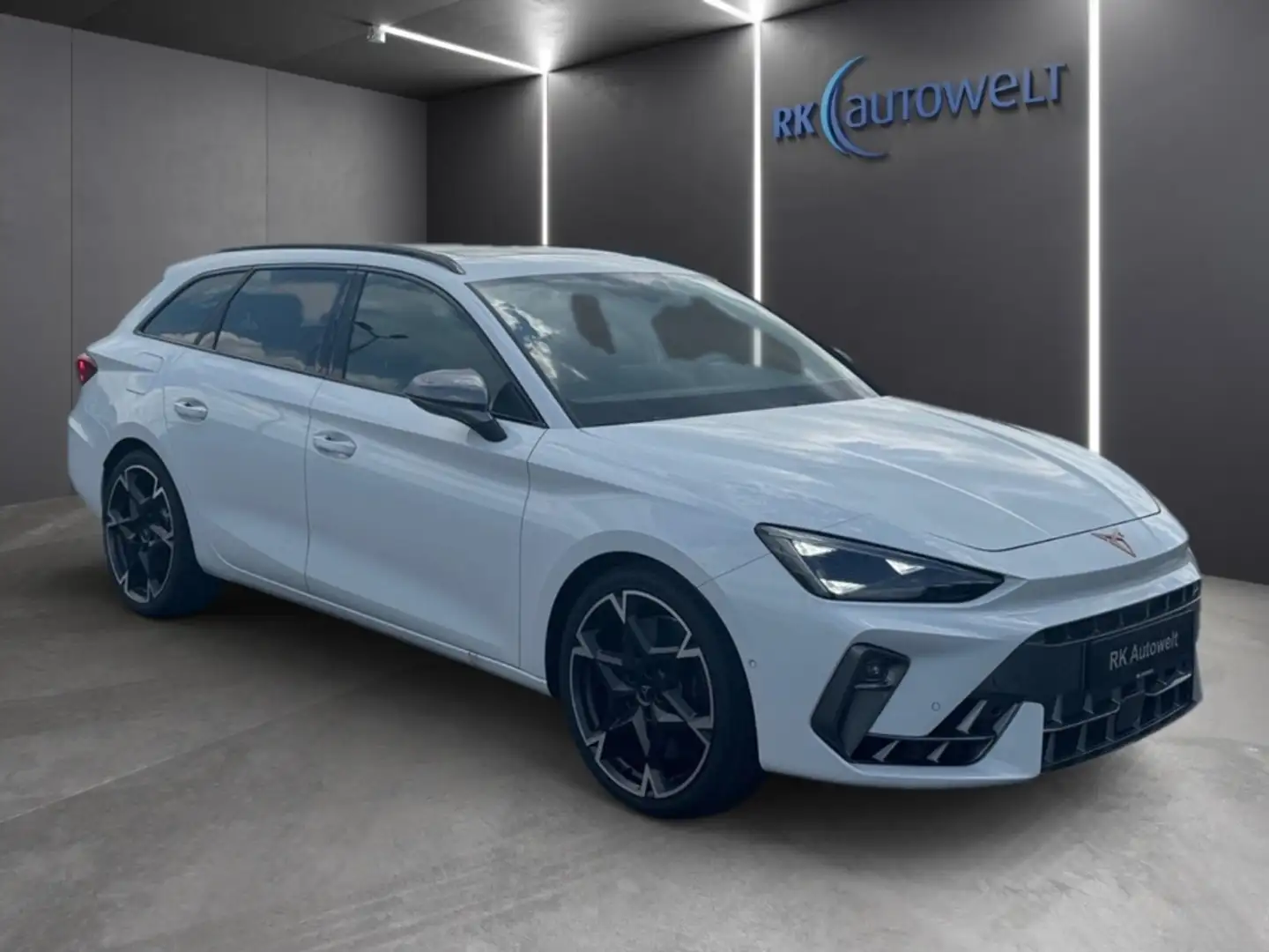 CUPRA Leon Sportstourer 2.0 TSI 4Drive VZ Pano AHK Wit - 2
