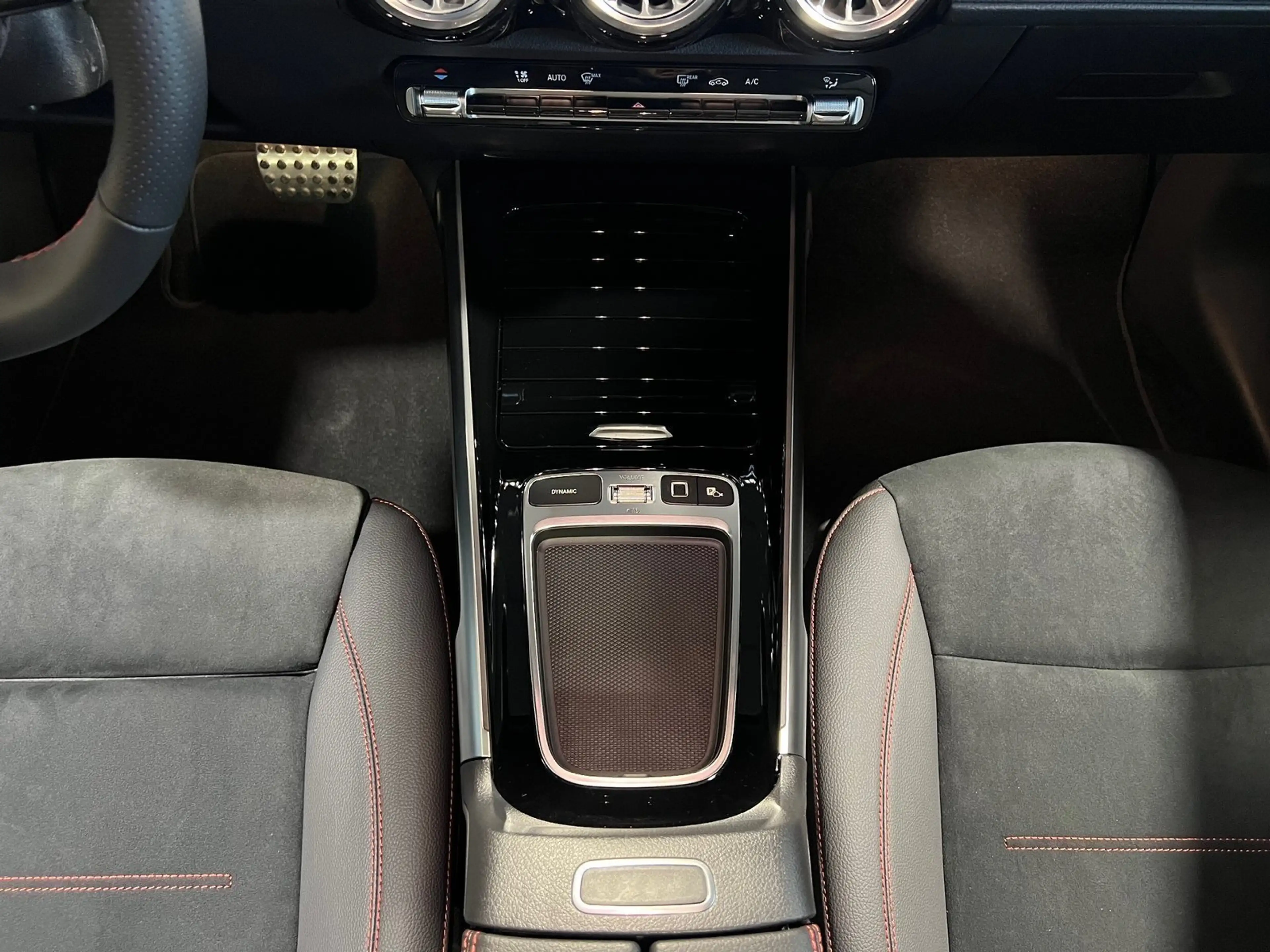 Mercedes-Benz GLB 200 Edition AMG Pano/AHK/Dist/7Sitz/360°/Tot — photo 13