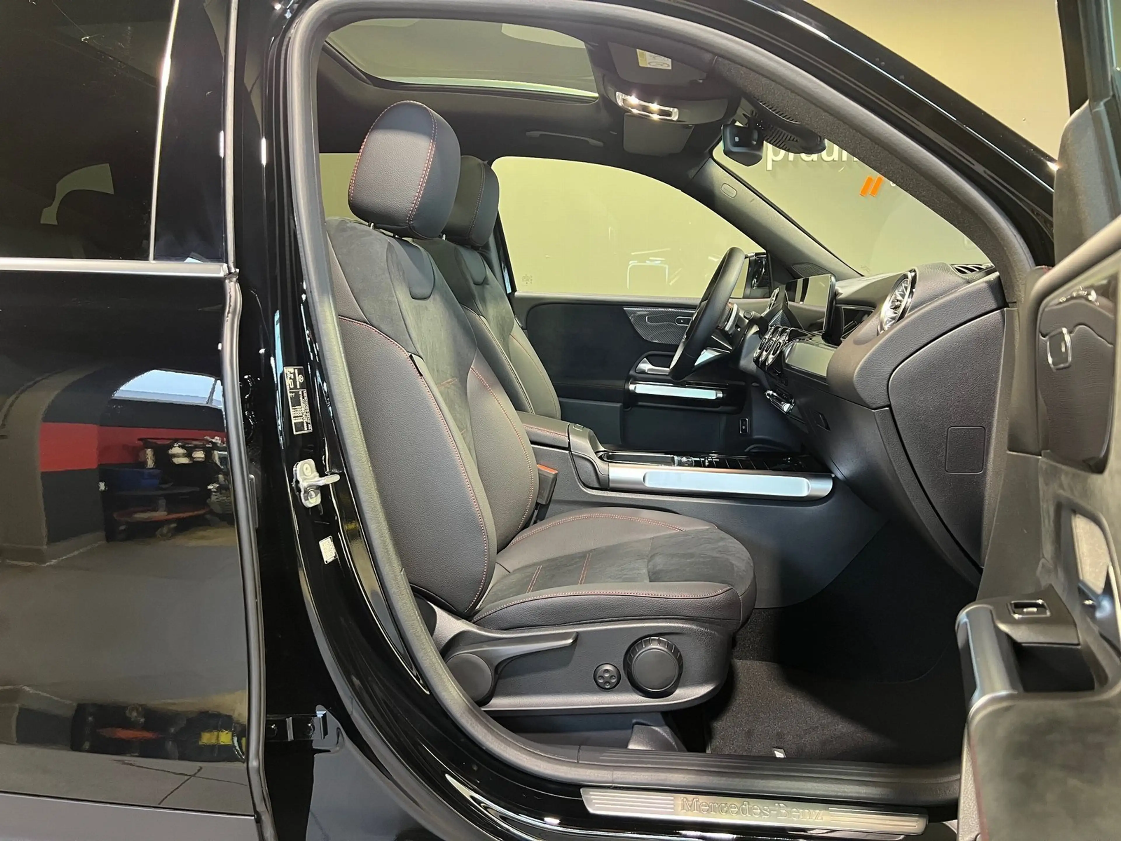 Mercedes-Benz GLB 200 Edition AMG Pano/AHK/Dist/7Sitz/360°/Tot — photo 8