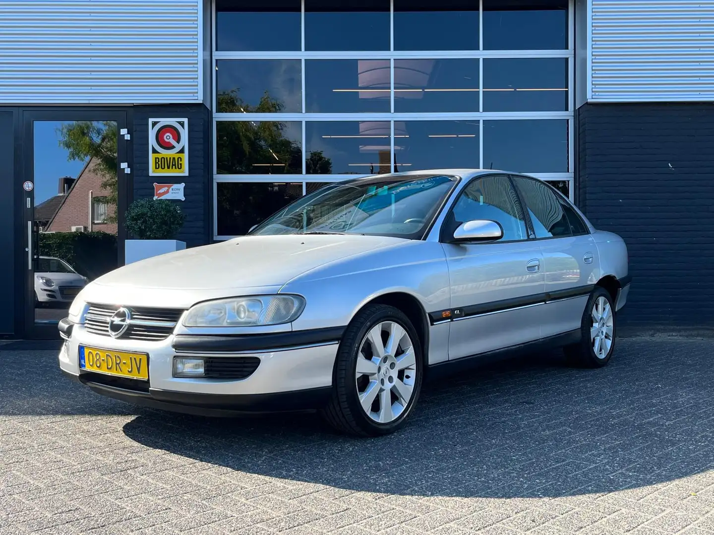 Opel Omega Airco, Radio/Cd, Leder, Trekhaak, Nw APK 2.0i-16V Gris - 1
