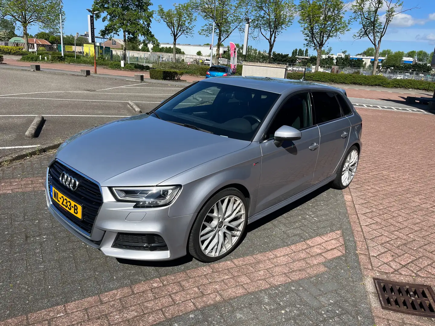 Audi A3 A3 1.0 TFSI Sportback S-line Edition Zilver - 1