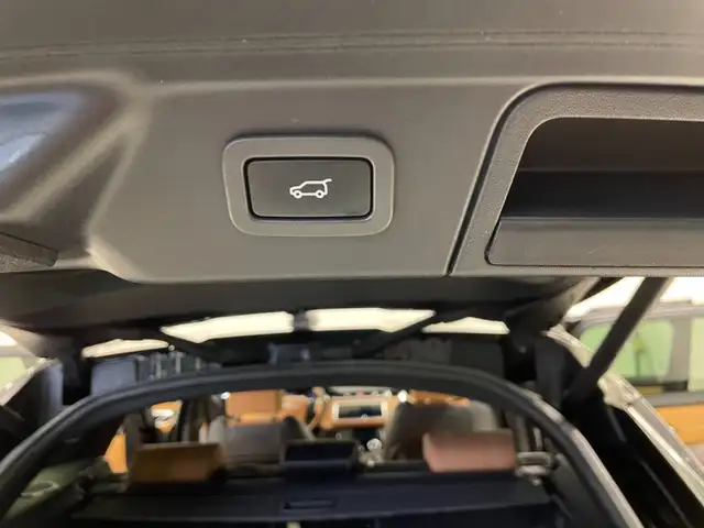 Land Rover Range Rover Velar view 9
