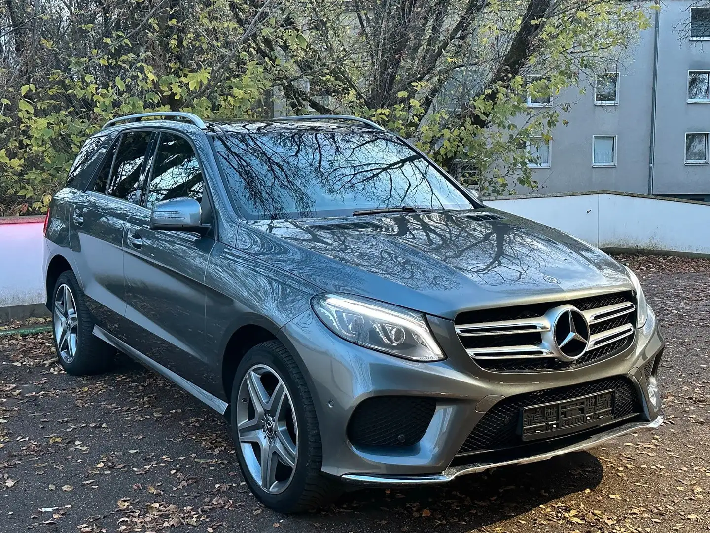 Mercedes-Benz GLE 350 d 4M *AMG-Line / Int+Ext* *Panorama*AHK* Grau - 2