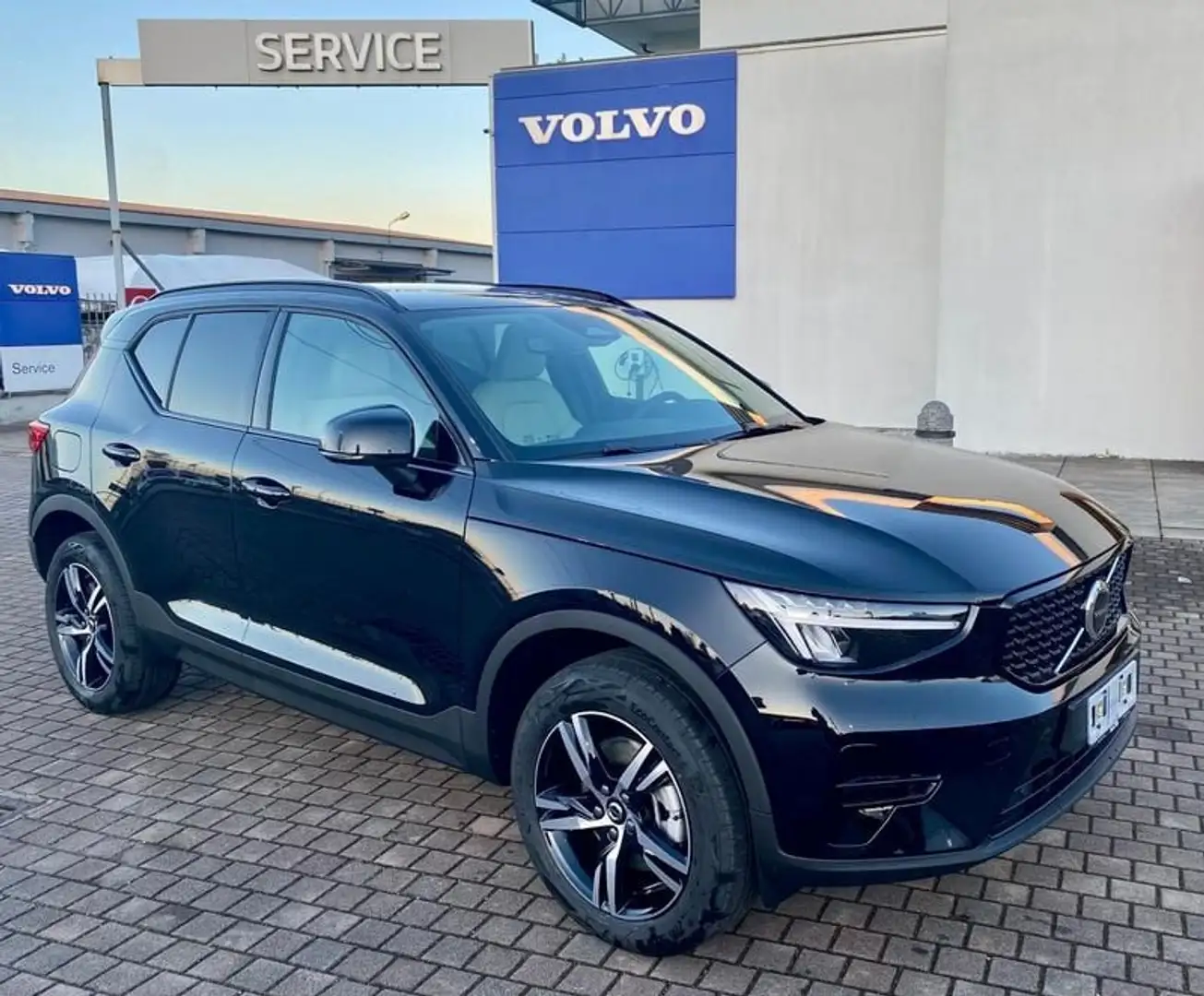 Volvo XC40 B3 automatico Plus Dark Nero - 1