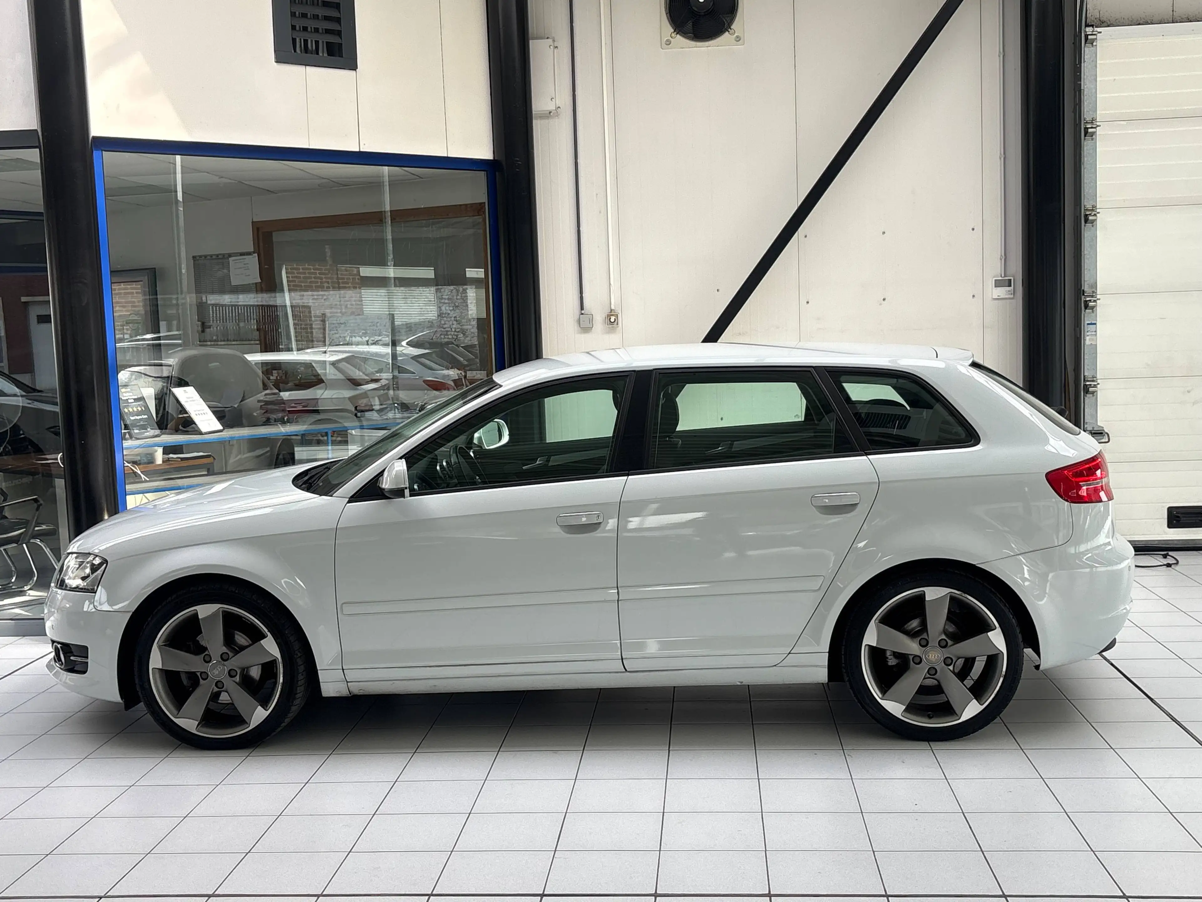 Audi A3 A3 Sportback 1.4 TFSI *XENON * CUIR * GPS * PDC * JANTES * — photo 2