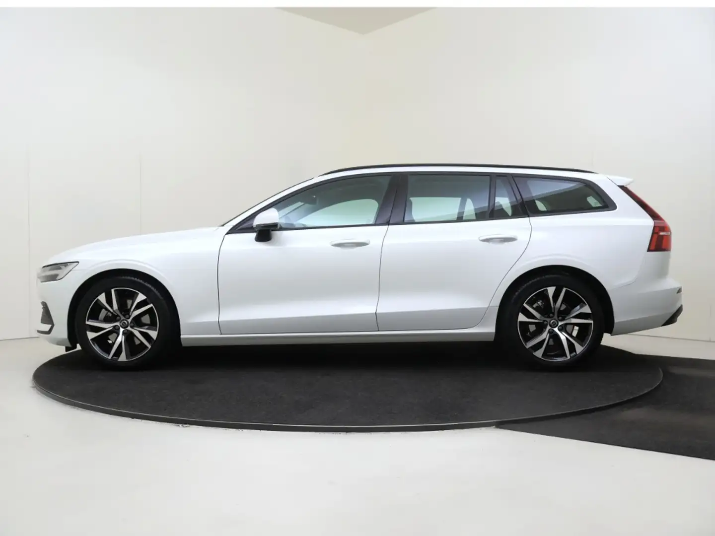 Volvo V60 B3 Essential Edition | Trekhaak | Climate Pack | D Wit - 2