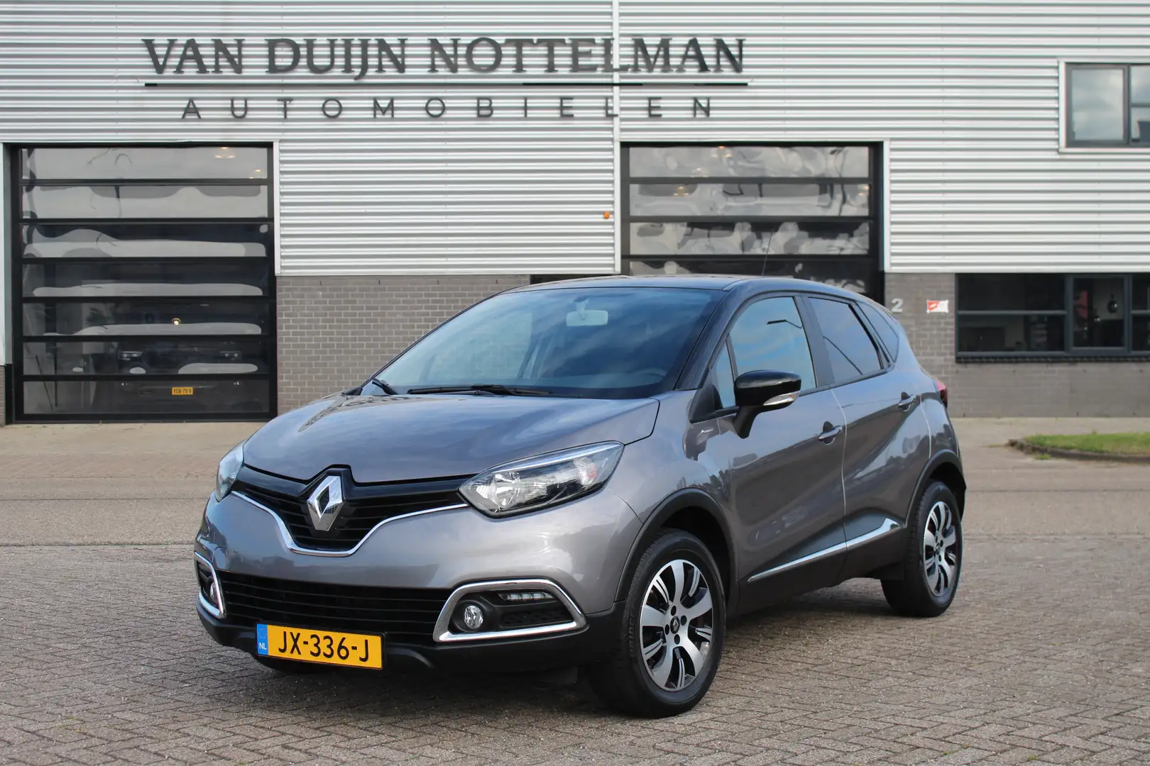 Renault Captur 0.9 TCe Limited / Cruise / PDC / Navigatie / N.A.P Grijs - 1
