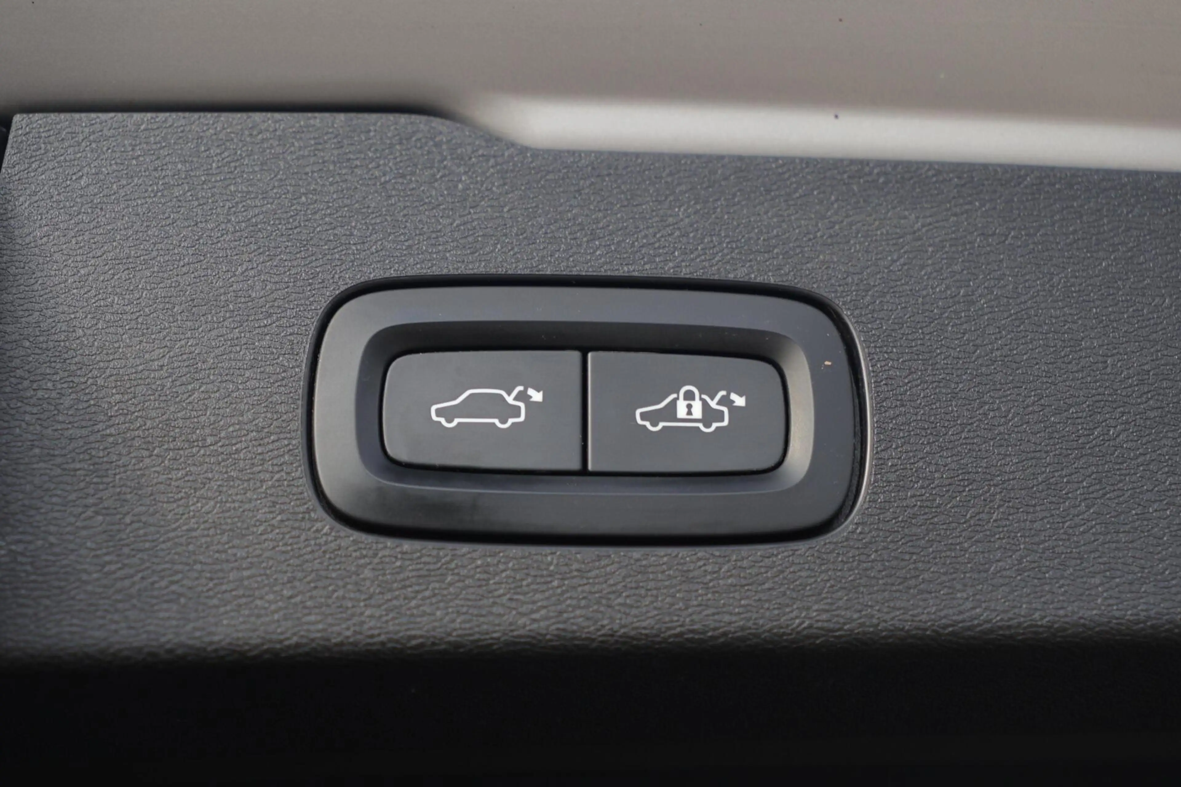 Volvo V60 T6 Recharge AWD R-Design — photo 14