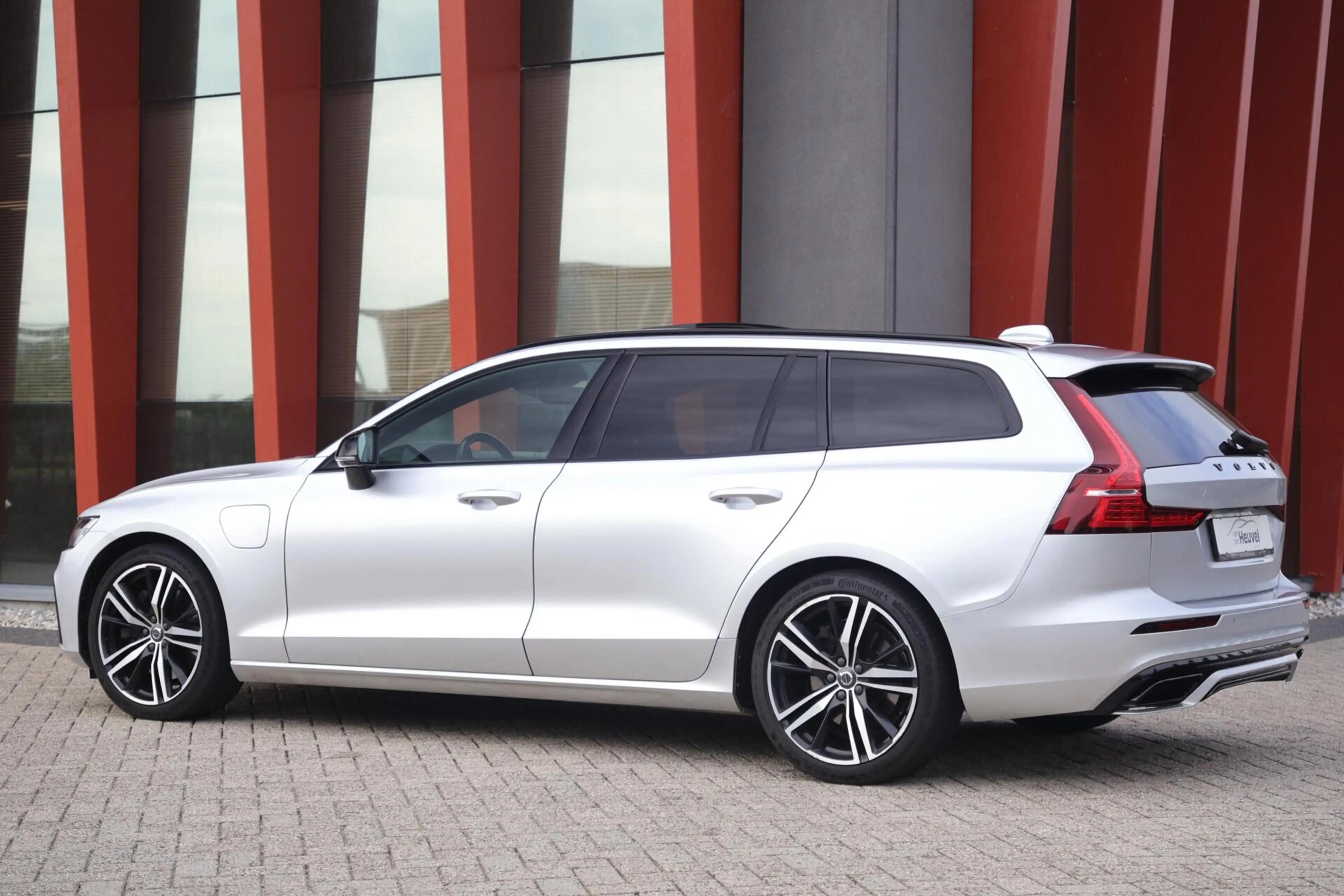 Volvo V60 T6 Recharge AWD R-Design — photo 3