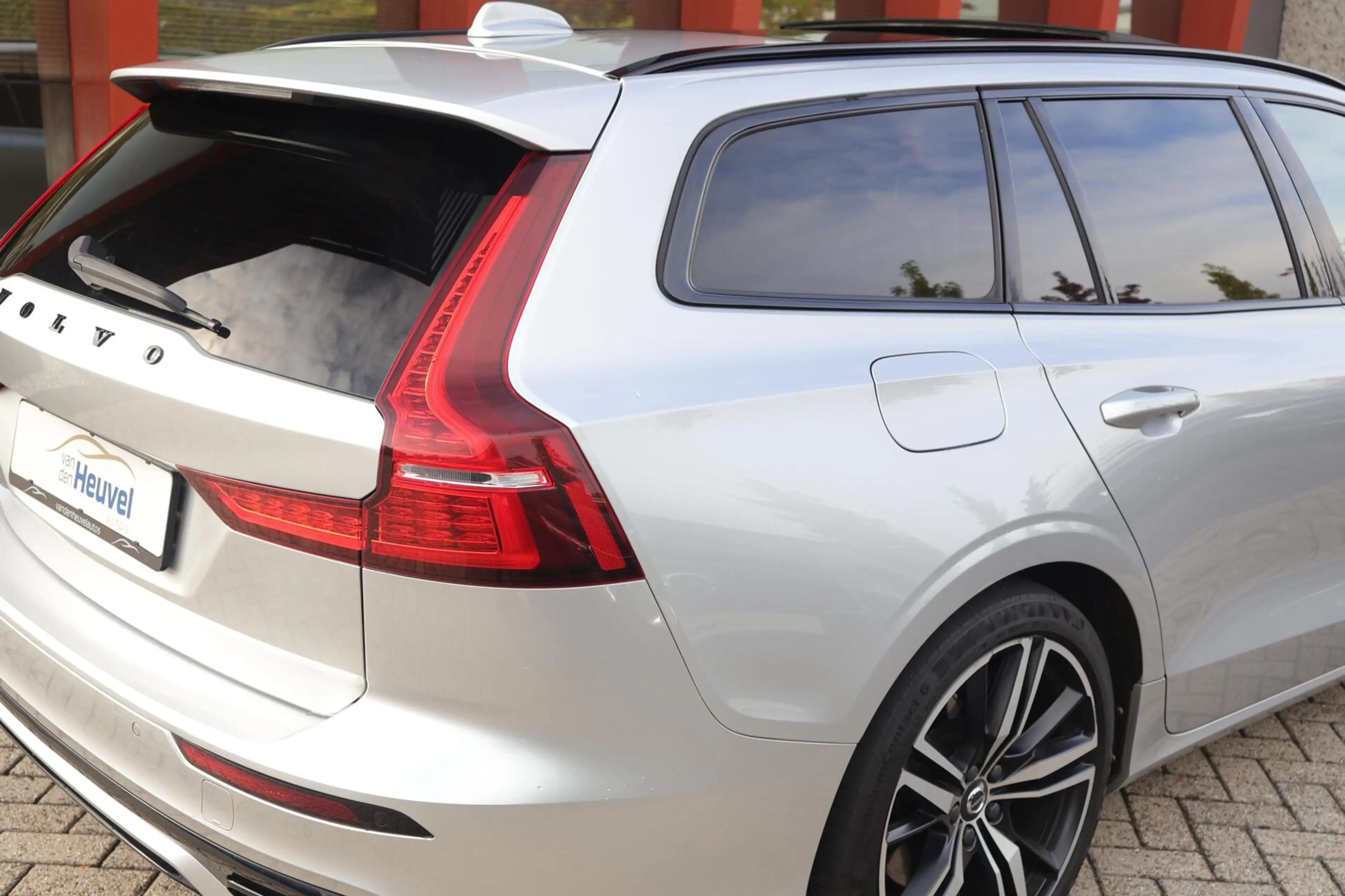 Volvo V60 T6 Recharge AWD R-Design — photo 12