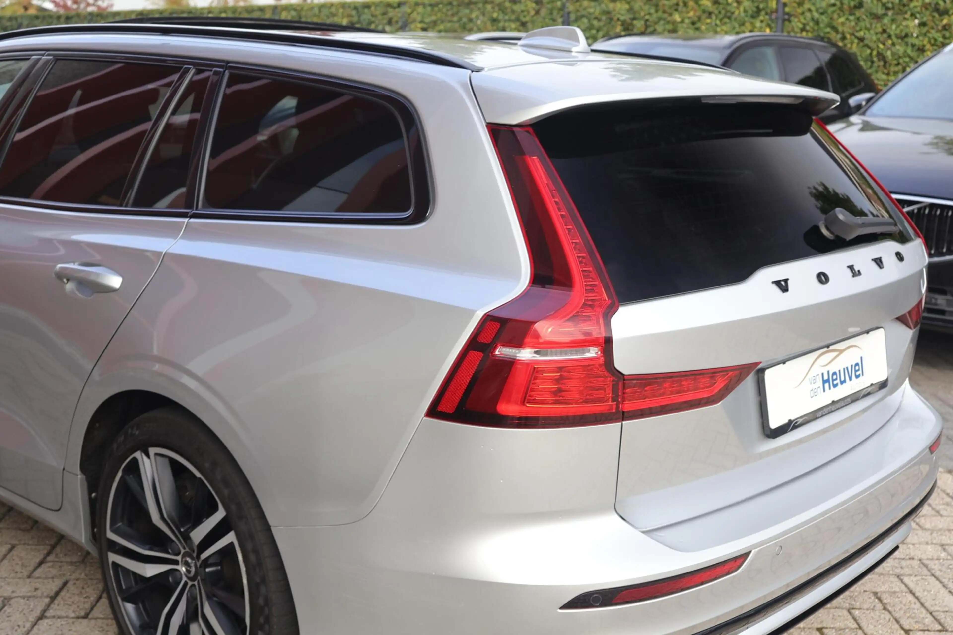 Volvo V60 T6 Recharge AWD R-Design — photo 11