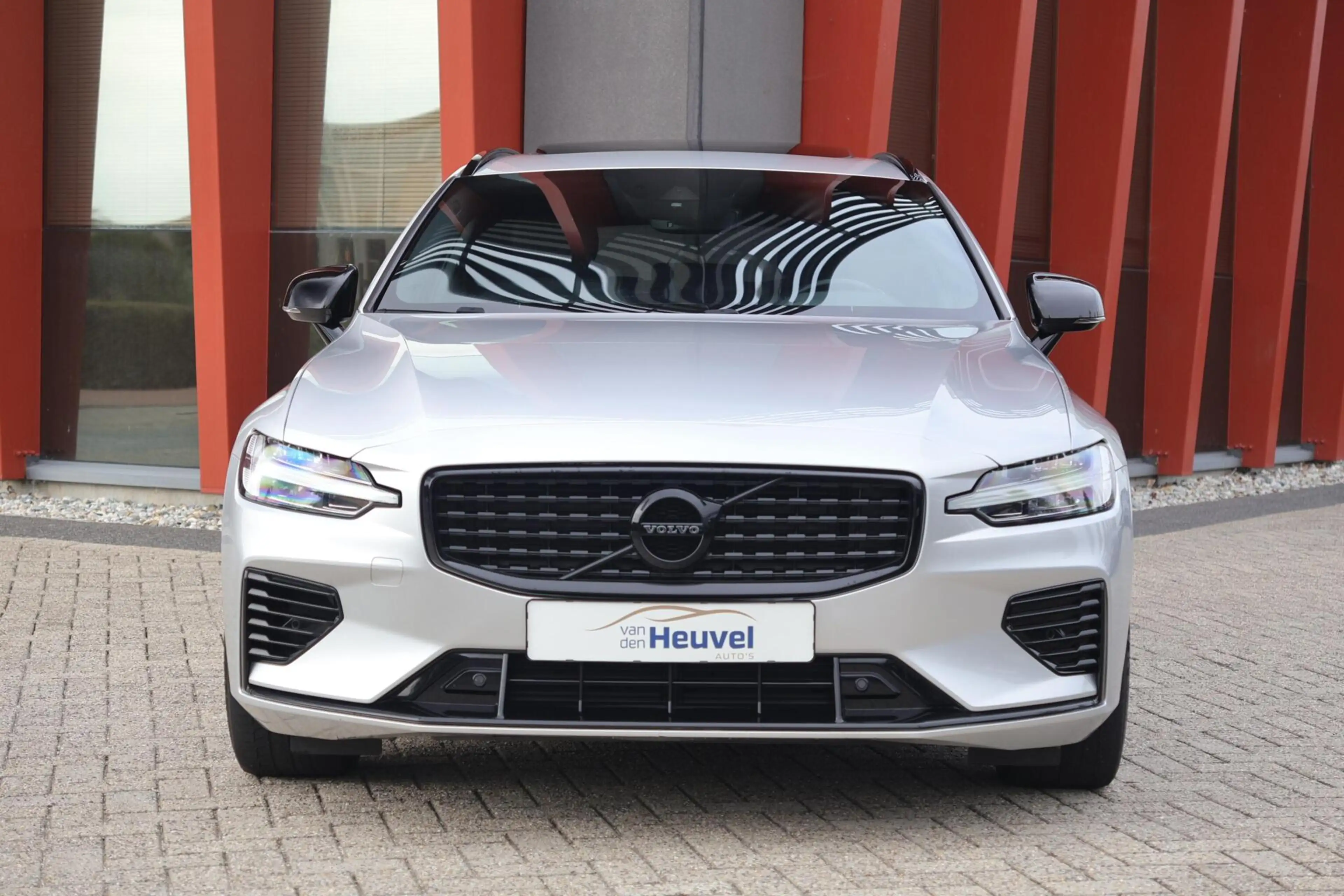 Volvo V60 T6 Recharge AWD R-Design — photo 2