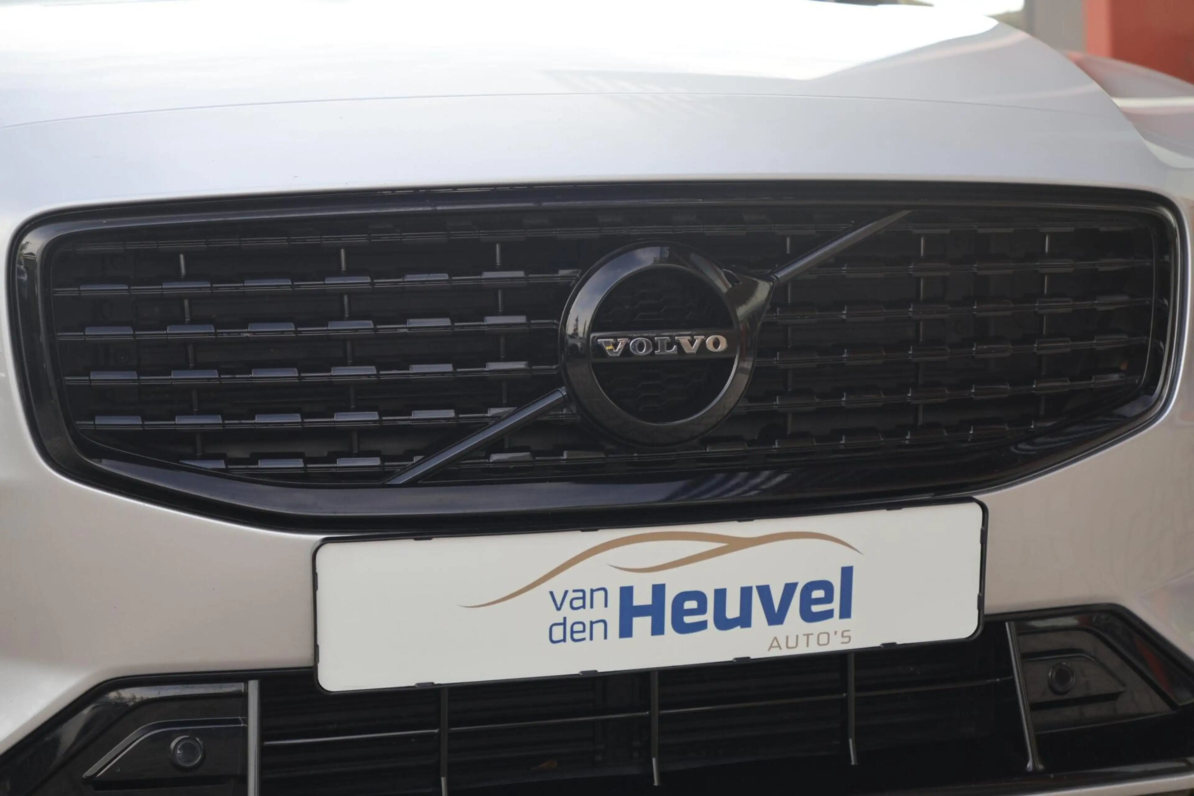 Volvo V60 T6 Recharge AWD R-Design — photo 6