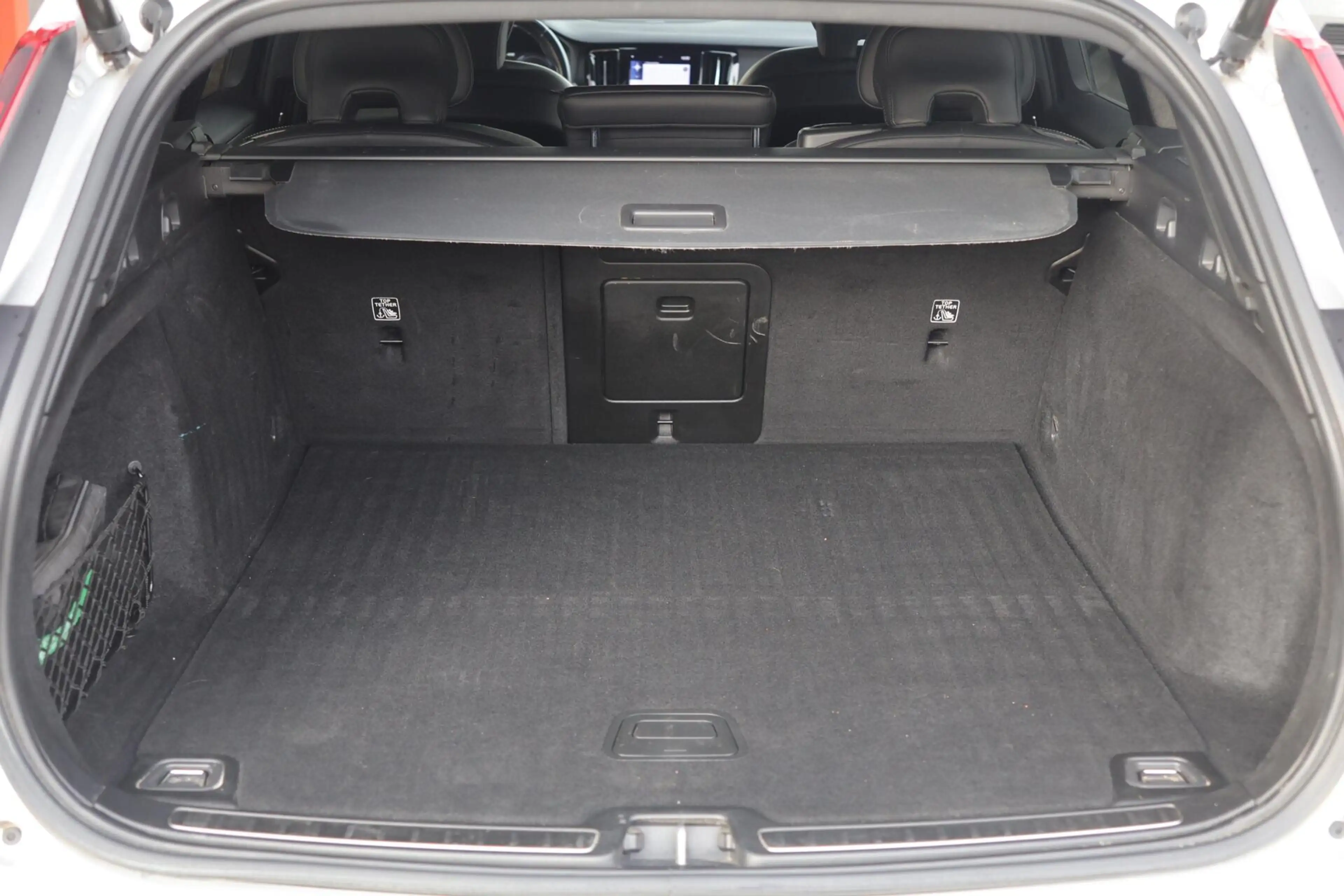 Volvo V60 T6 Recharge AWD R-Design — photo 13