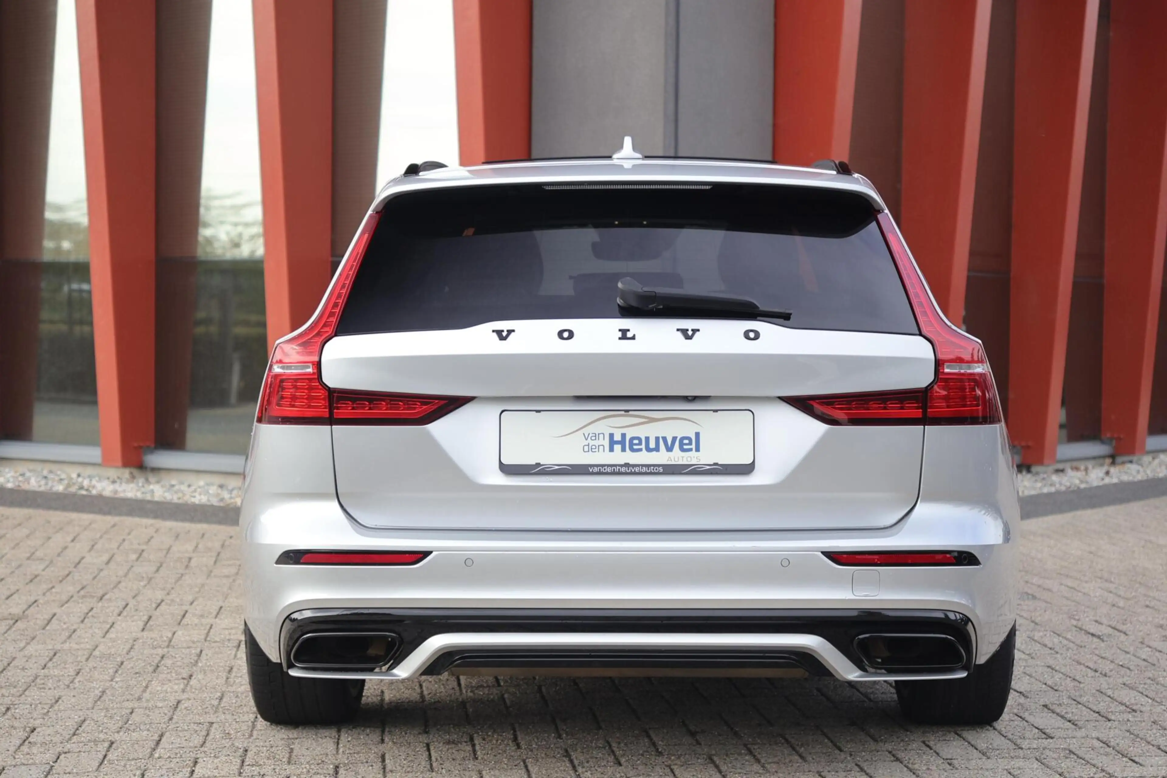 Volvo V60 T6 Recharge AWD R-Design — photo 4
