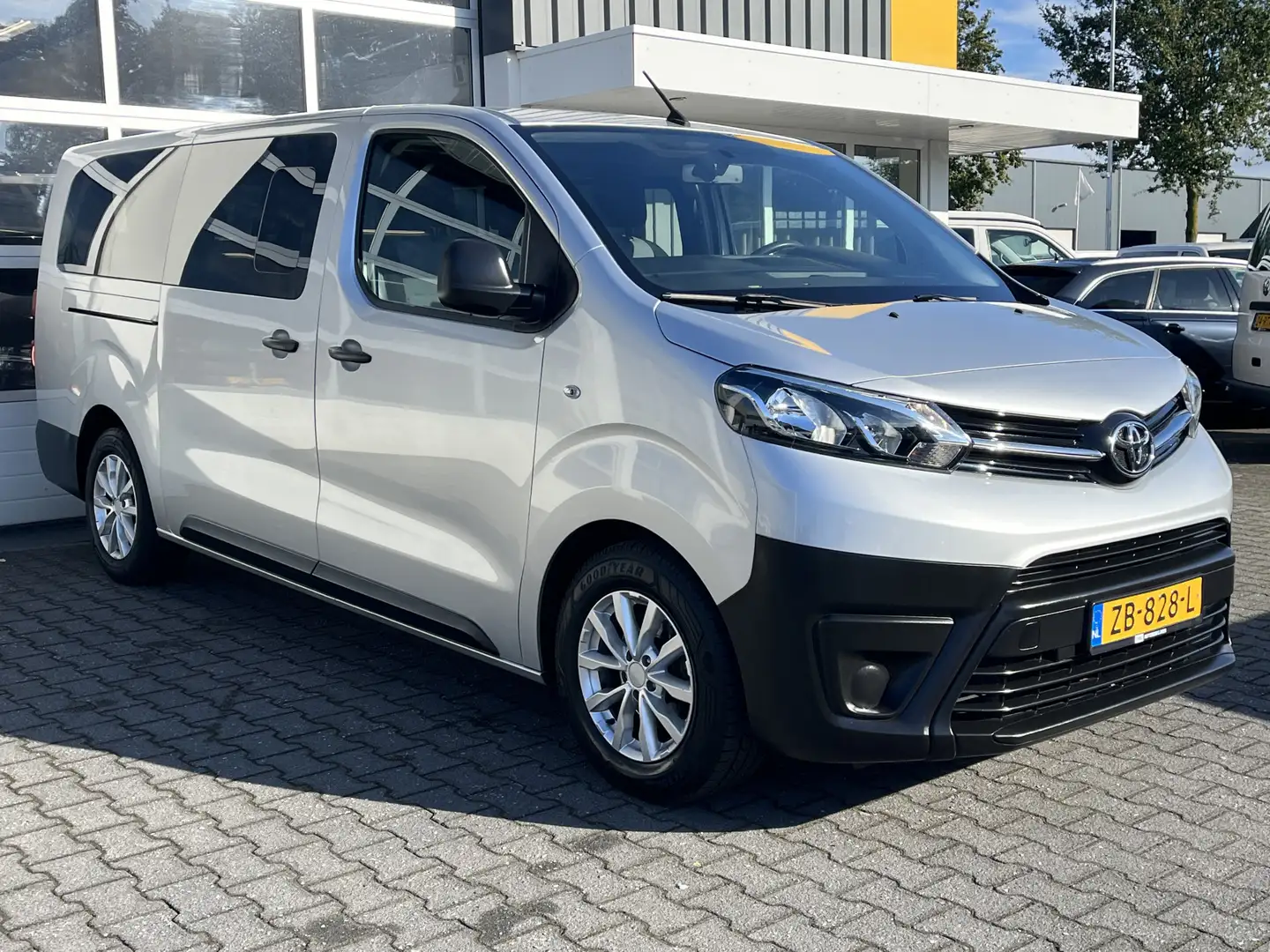 Toyota Proace Shuttle 9-persoons 1.5 D-4D Navigator Long Airco C Grijs - 1