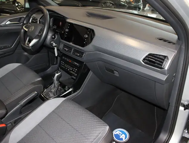 Volkswagen T-Cross view 9