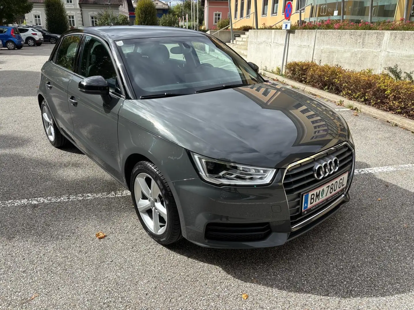 Audi A1 A1 SB 1,0 TFSI intense intense Grau - 2