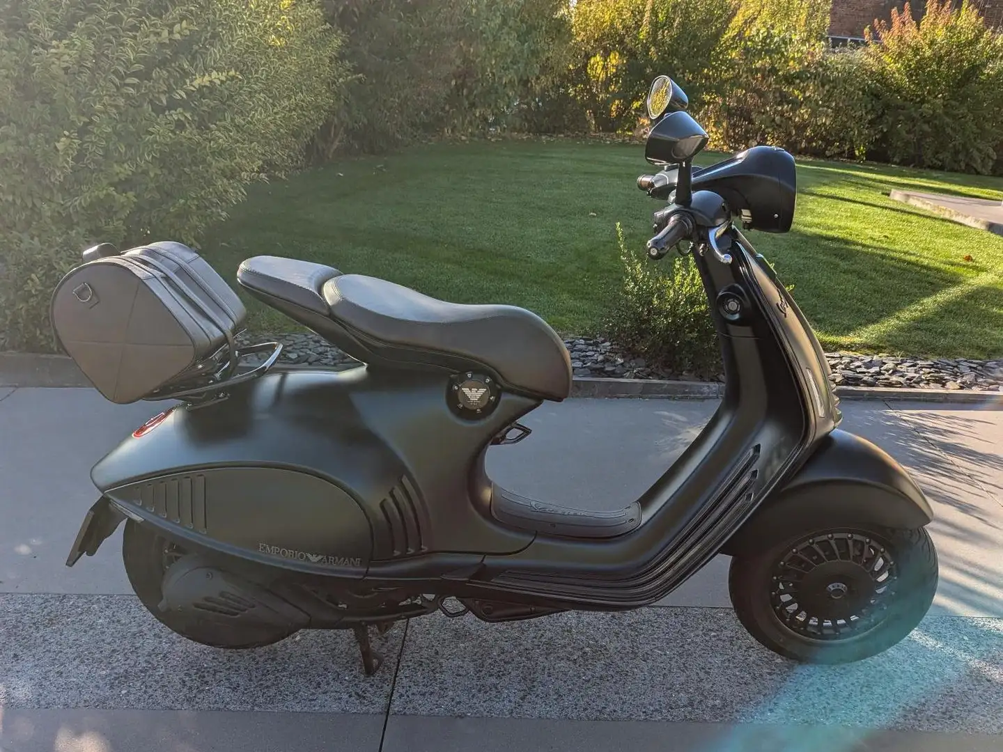Vespa 946 Vespa 946 Armani : édition limitée ! Nero - 1