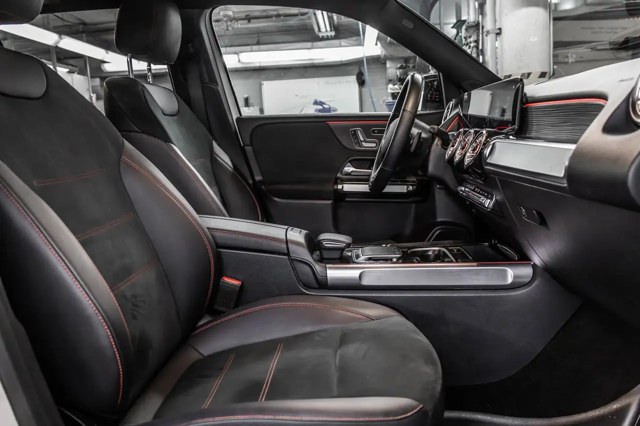 Mercedes-Benz GLB снимка Mercedes-Benz GLB