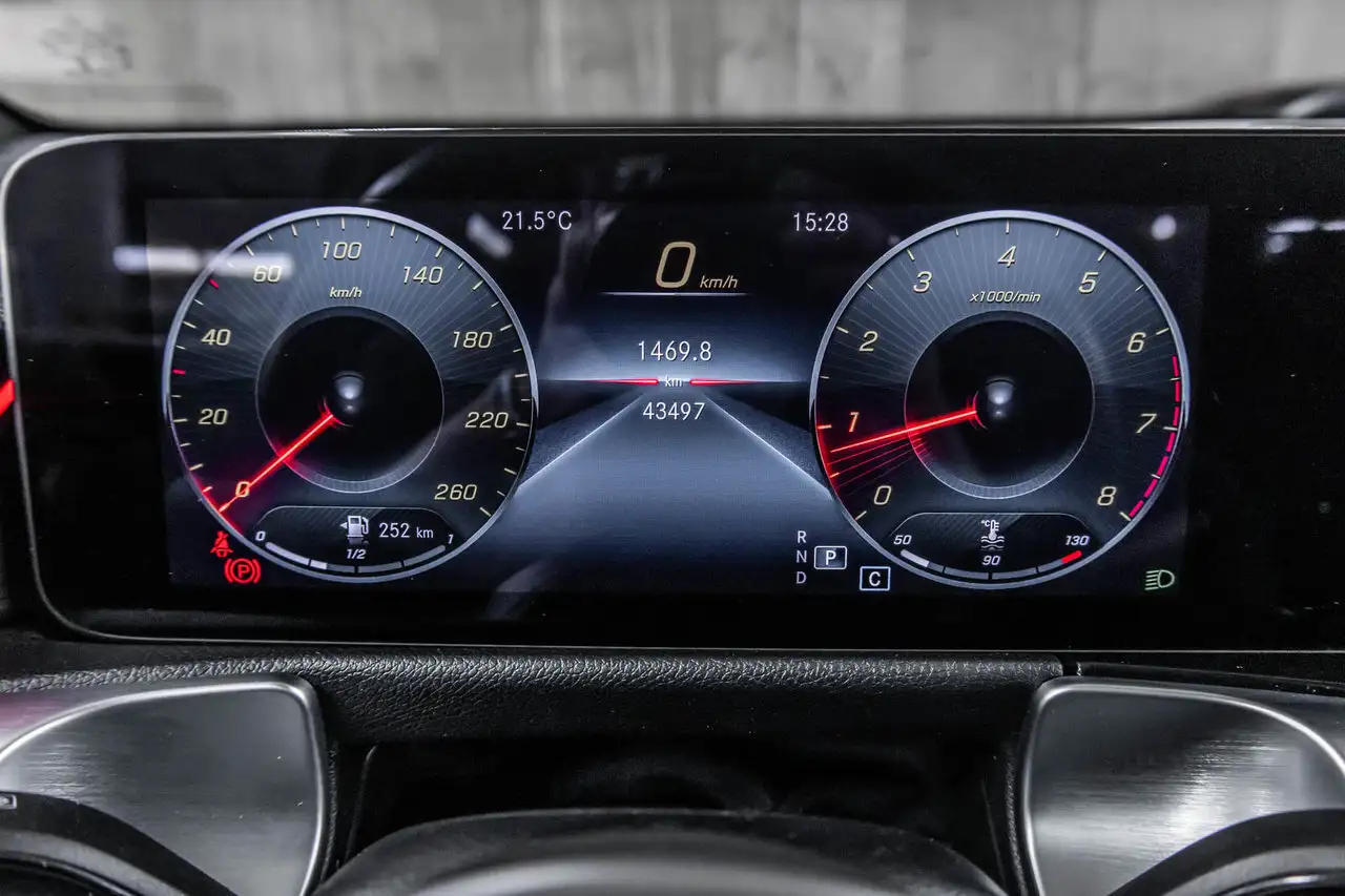 Mercedes-Benz GLB снимка Mercedes-Benz GLB