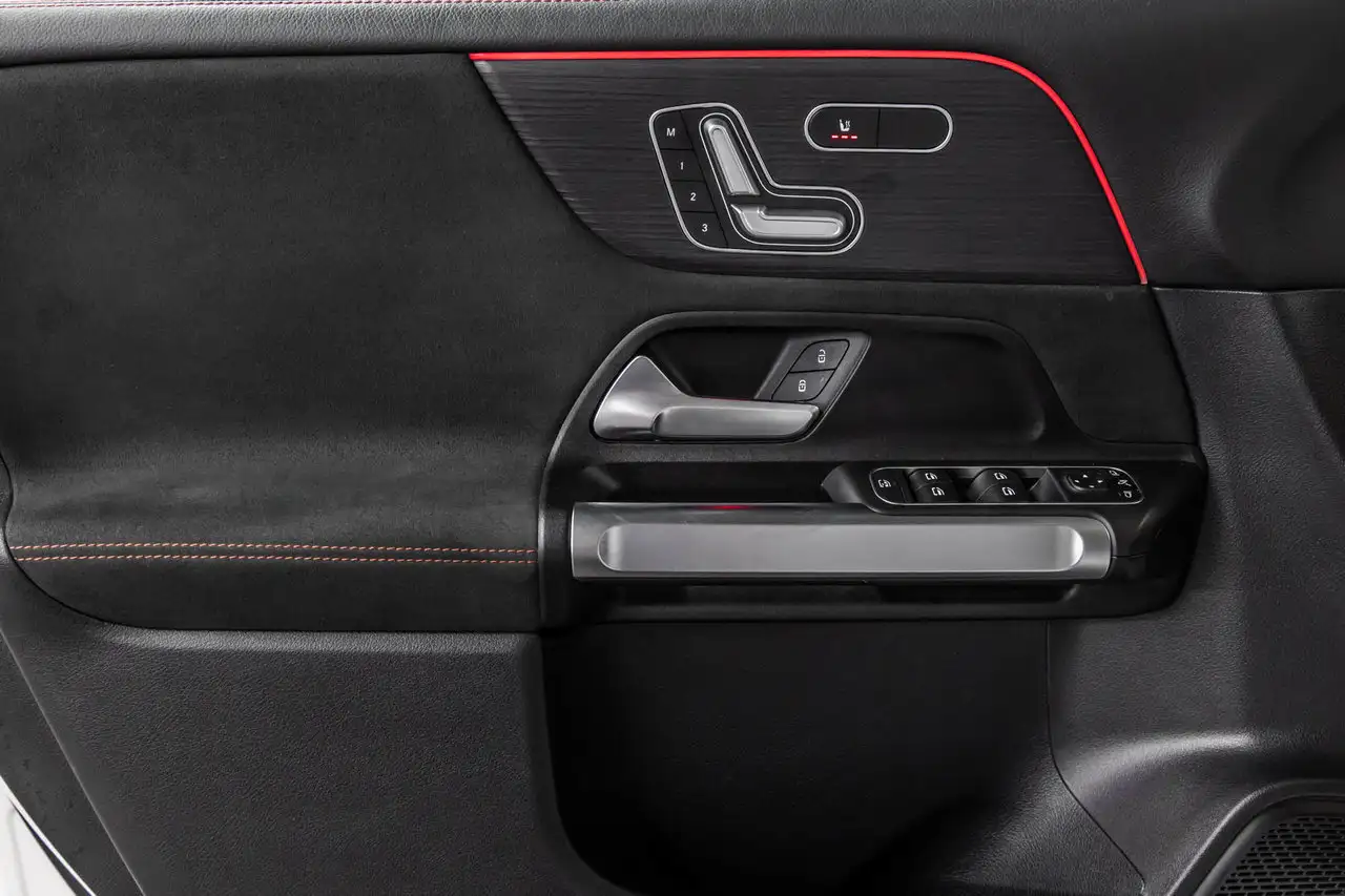 Mercedes-Benz GLB снимка Mercedes-Benz GLB