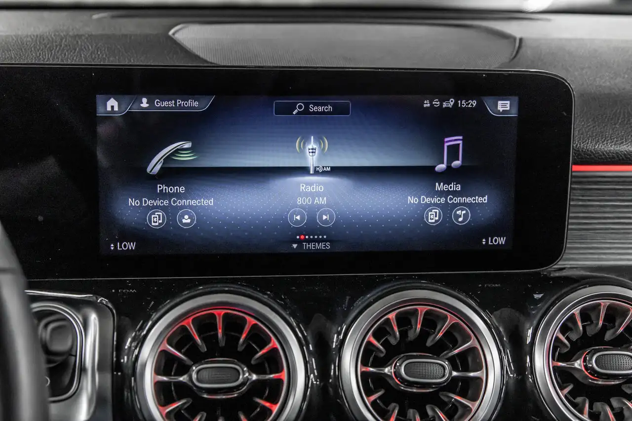 Mercedes-Benz GLB снимка Mercedes-Benz GLB