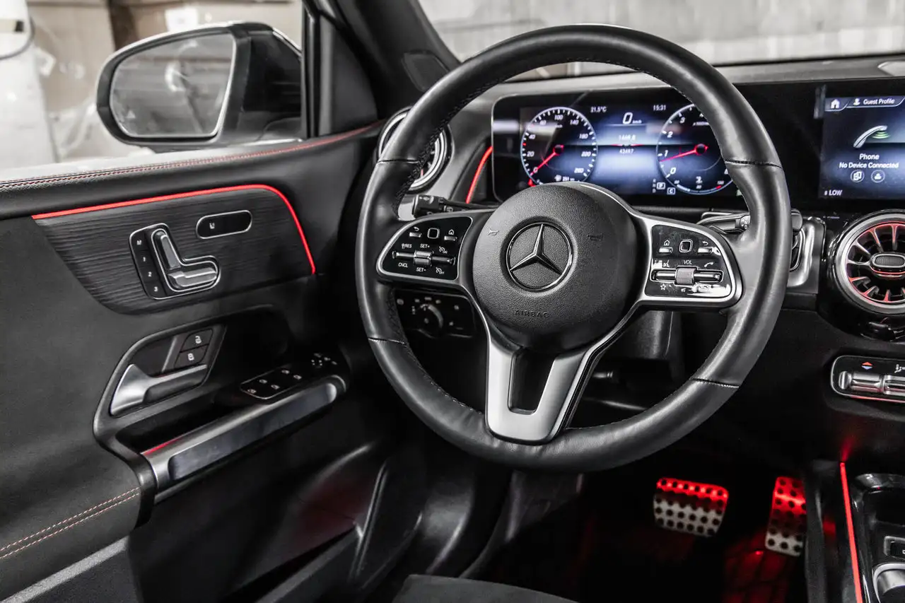 Mercedes-Benz GLB снимка Mercedes-Benz GLB
