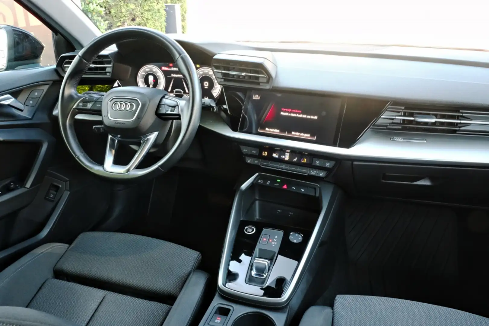 Audi A3 Sportback 45 TFSI e S-Line Competition Šedá - 2