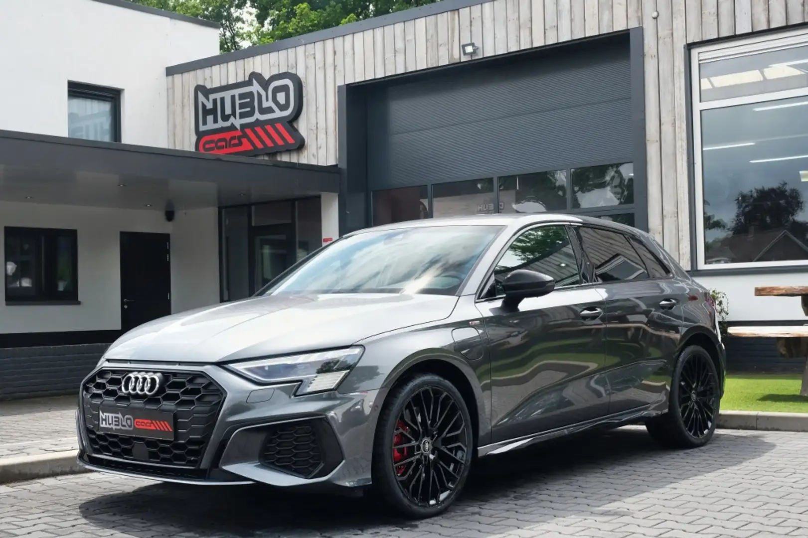 Audi A3 Sportback 45 TFSI e S-Line Competition Šedá - 1