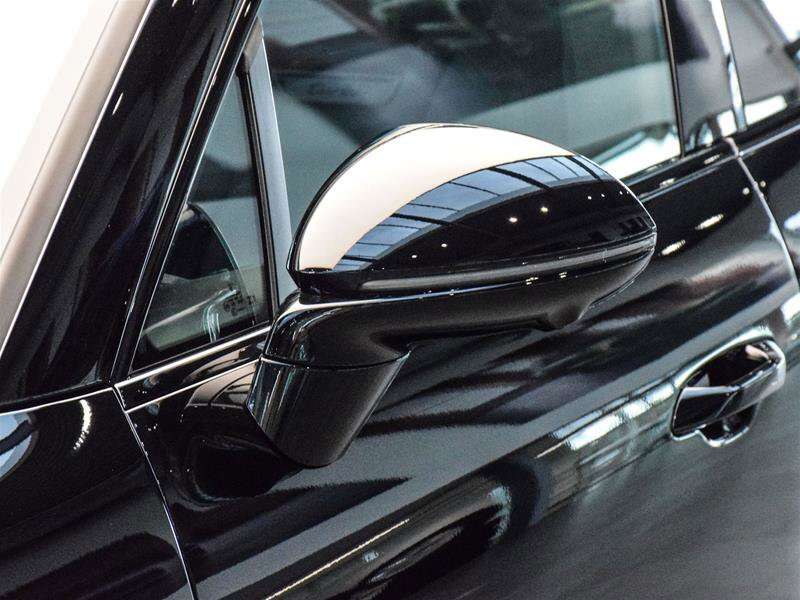 2024 Porsche Macan Electric Turbo alt 3