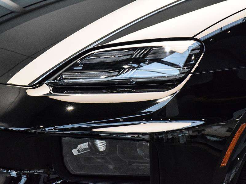 2024 Porsche Macan Electric Turbo alt 2