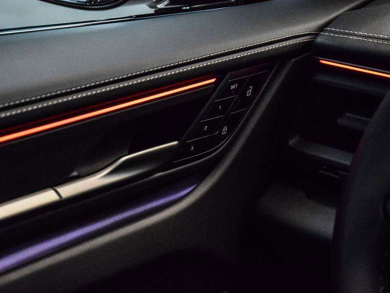 2024 Porsche Macan Electric Turbo thumb 24