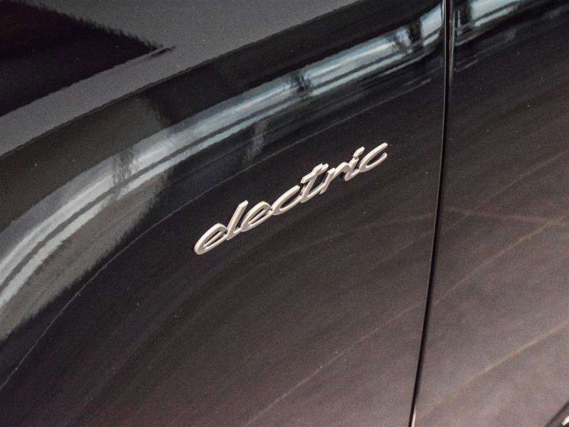 2024 Porsche Macan Electric Turbo thumb 17