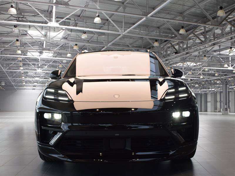 2024 Porsche Macan Electric Turbo alt 4