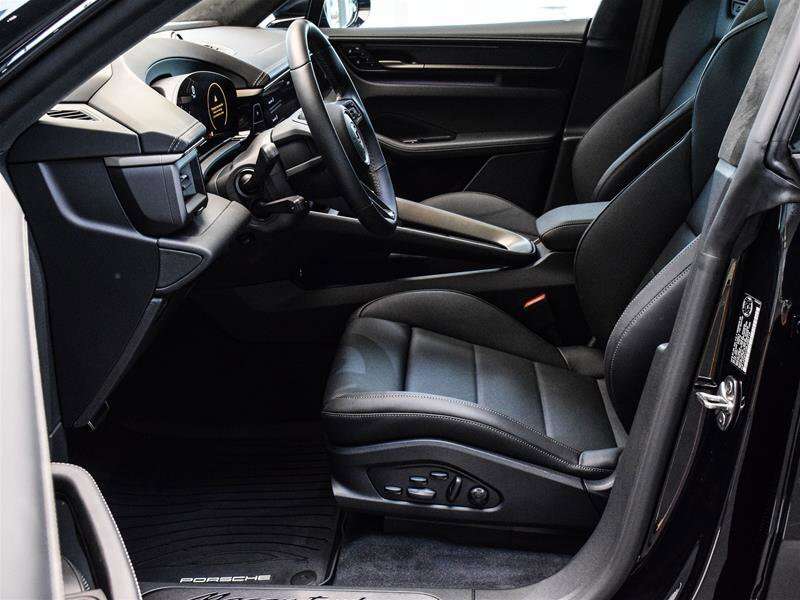 2024 Porsche Macan Electric Turbo thumb 32