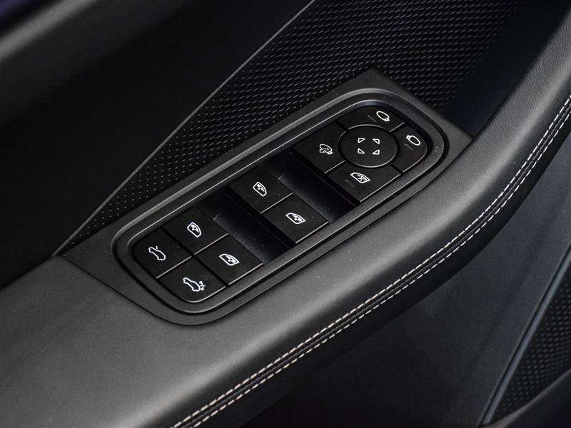 2024 Porsche Macan Electric Turbo thumb 28