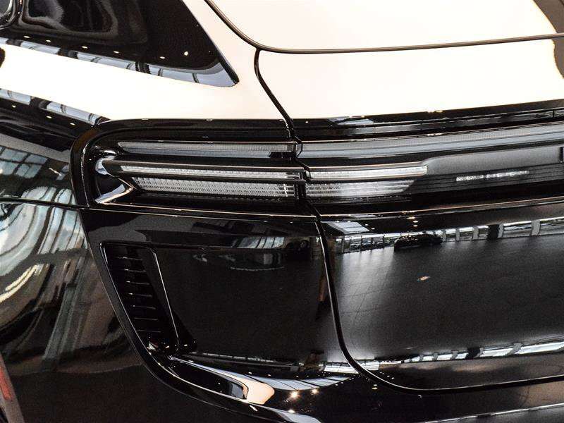 2024 Porsche Macan Electric Turbo thumb 13