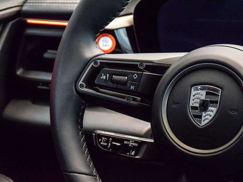 2024 Porsche Macan Electric Turbo thumb 23